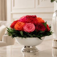 Infinity Rosen Gesteck mit roten, rosa und orangefarbenen Rosen an einem hellen, vor direkter Sonne geschützten Standort