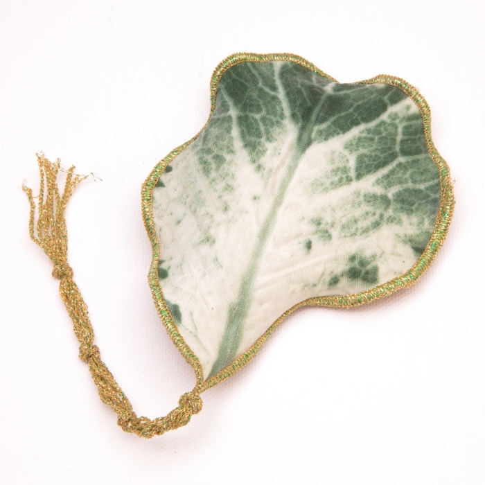 White sachet back: Back of white cabbage leaf sachet with natural structure and gold edge
