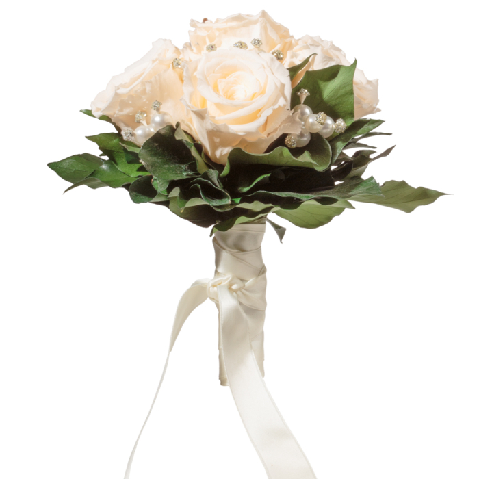 Seitliche Ansicht des handgebundenen Brautstraußes aus echten Infinity-Rosen in Creme-Champagner mit konserviertem Efeu und Perlendekor.