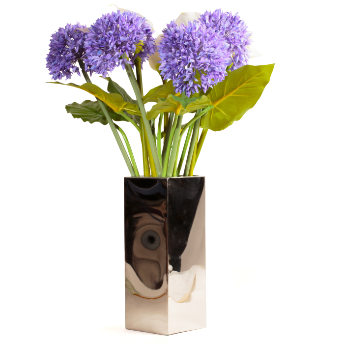 Violett-blaue Kunstblumen Allium in einer hohen silberfarbenen Vase arrangiert