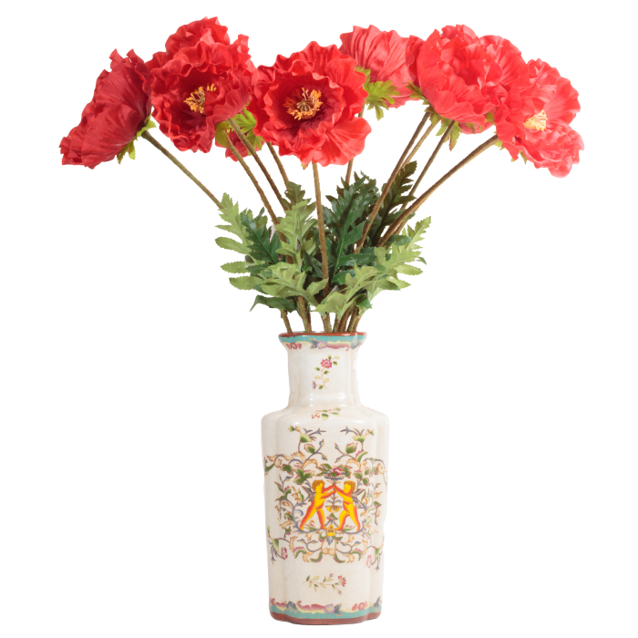 Rote künstliche Mohnblumen als Arrangement in einer dekorativen Keramikvase