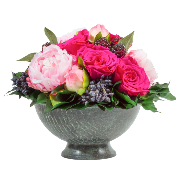 Handgefertigtes Rosen- und Pfingstrosengesteck in Pink und Rosa mit oxidierter Messingschale