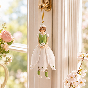 Hängende Blumenmädchen Figur am Fenstergriff als romantische Wohnraumdekoration