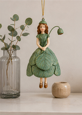 Blumenmädchen Figur Eukalyptus als moderner dekorativer Akzent auf einem schlichten Regal