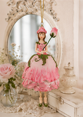 Romantische Blumenmädchen Figur mit rosa Blüte als Shabby Chic Dekoration auf einer weißen Kommode
