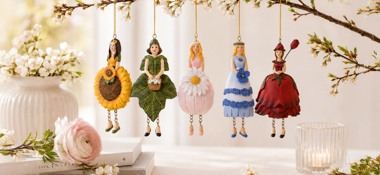 Verschiedene Blumenmädchen Figuren mit unterschiedlichen Blütenmotiven als dekorative Sammlung.