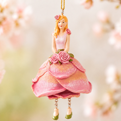 Detailaufnahme einer handbemalten Blumenmädchen Hängefigur mit Blütenmotiv, Kordel und kleinen Baumelbeinchen