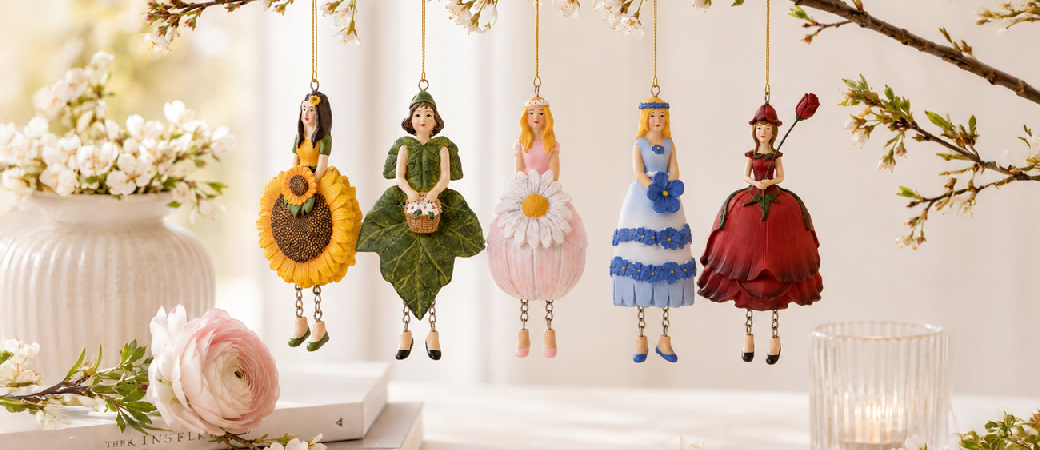 Cinq Figurines Filles aux Fleurs suspendues à une branche fleurie dans un intérieur lumineux