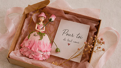 Figurine Fille aux Fleurs Rose présentée dans un coffret cadeau avec une carte Pour toi de tout cœur