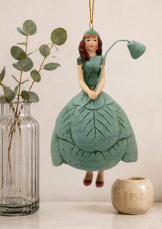 Figurine Fille aux Fleurs verte suspendue dans un intérieur contemporain aux tons naturels