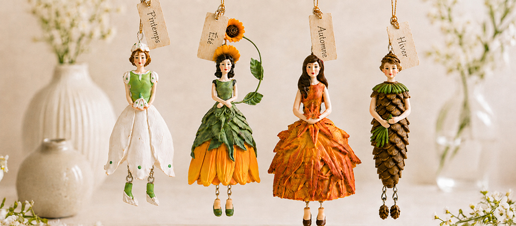 Quatre figurines Filles aux Fleurs à suspendre représentant le printemps, l’été, l’automne et l’hiver