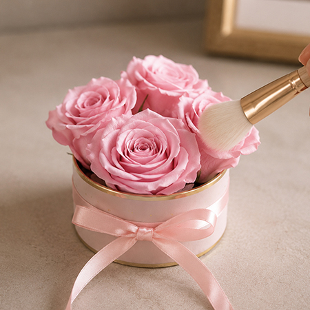 Infinity Rose vorsichtig trocken mit einem weichen Pinsel reinigen
