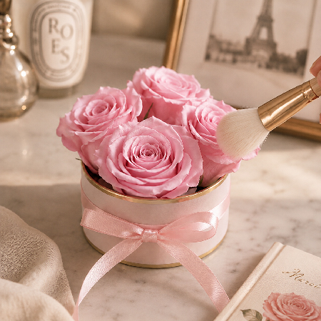 Dépoussiérage délicat d’une rose éternelle avec un pinceau souple