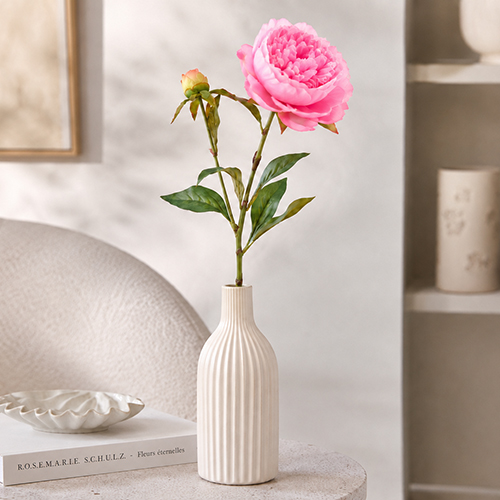 Einzelne Kunstblume in schmaler Vase als elegante Dekoration