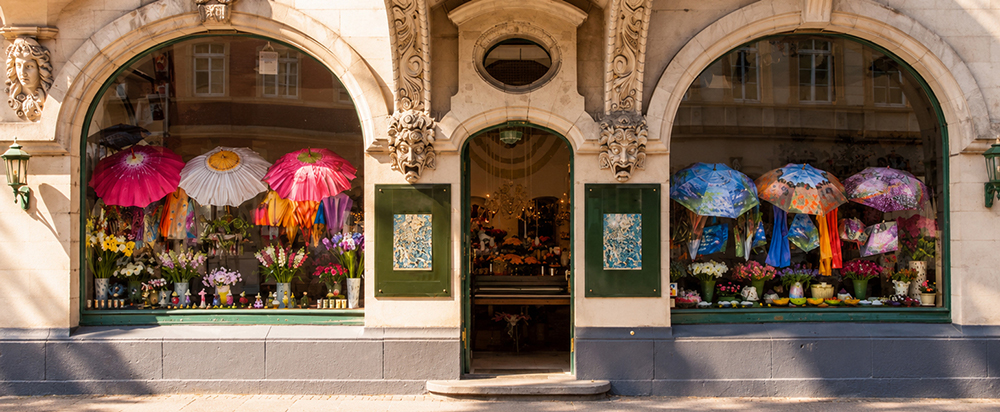 Rosemarie Schulz Blumen Concept Store in Heidelberg mit floraler Dekoration im Schaufenster