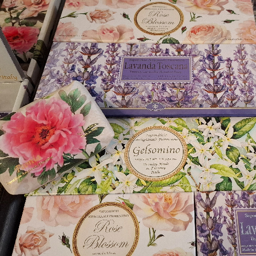 Ausgewählte Seifen in dekorativen Verpackungen mit Rosen, Lavendel und Jasmin