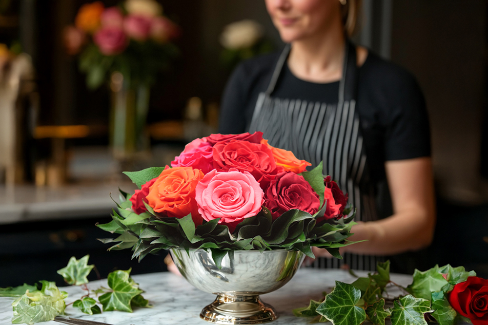 Floristische Handarbeit bei Rosemarie Schulz Heidelberg mit Infinity Rosengesteck