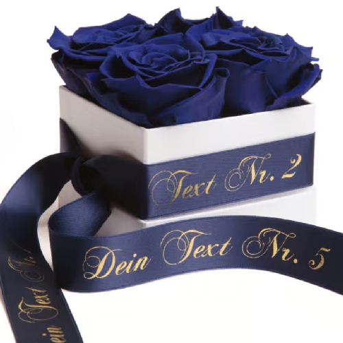 Individuelle Rosenbox mit blauen Infinity Rosen und dunkelblauem Satinband mit goldenem Wunschtext