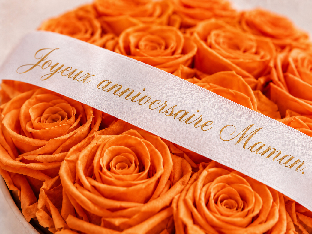 Roses éternelles orange avec ruban satin blanc personnalisé Joyeux anniversaire Maman