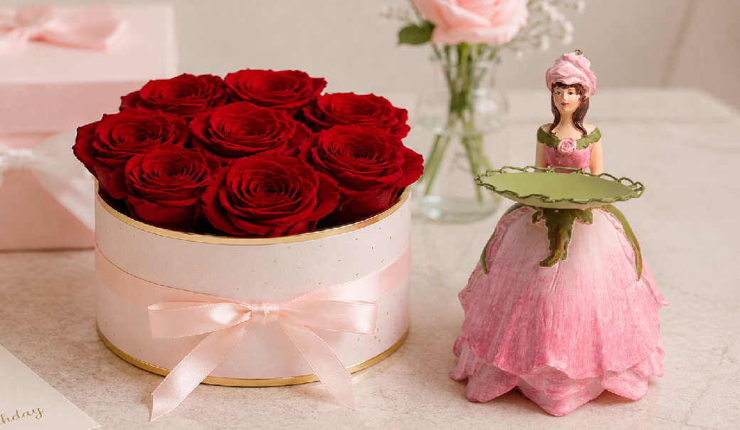 Rosenbox mit roten Infinity Rosen und rosa Blumenmädchen Figur als Geburtstagsgeschenk