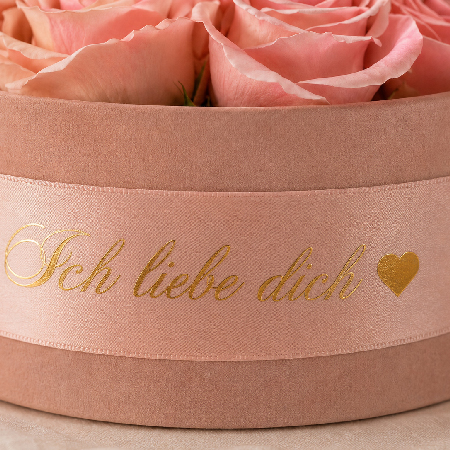 Rosa Satinband einer Rosenbox mit der persönlichen Botschaft Ich liebe dich in goldener Schreibschrift