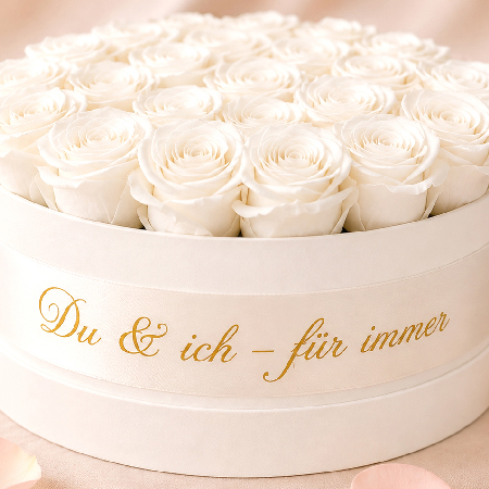 Weiße Rosenbox mit weißen konservierten Rosen und personalisiertem Satinband mit goldener Aufschrift Du und ich für immer