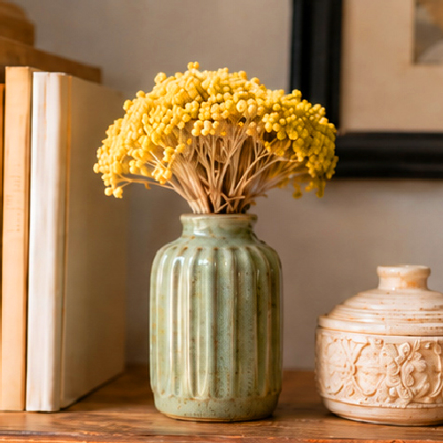 Getrocknete Immortellen in grüner Vase