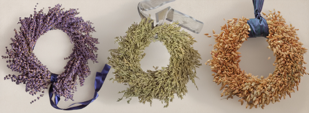 Drei Trockenblumenkränze aus Hafer Lavendel und Ähren im Vergleich