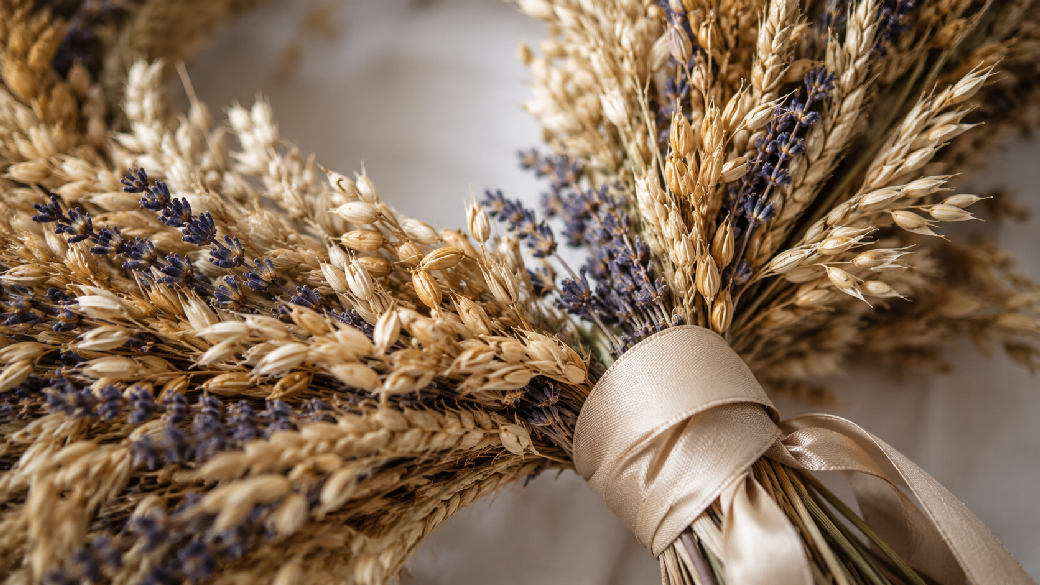 Detailaufnahme eines Trockenblumenkranzes aus Hafer Lavendel und natürlichen Ähren