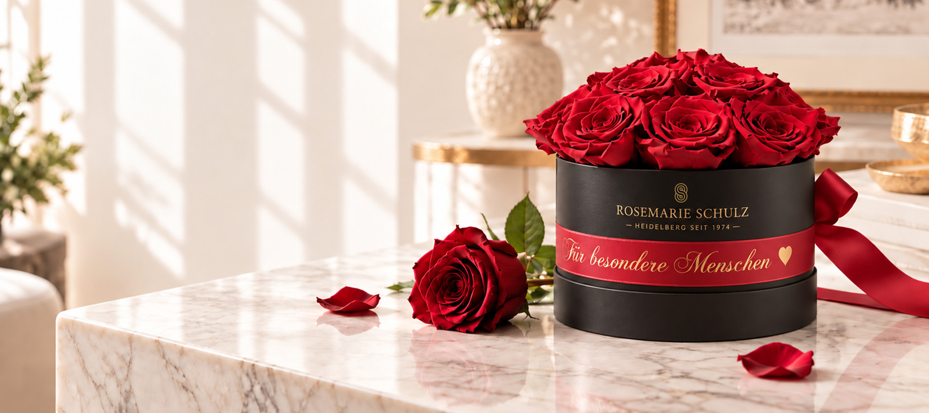 Personalisierte Rosenbox mit roten konservierten Infinity Rosen