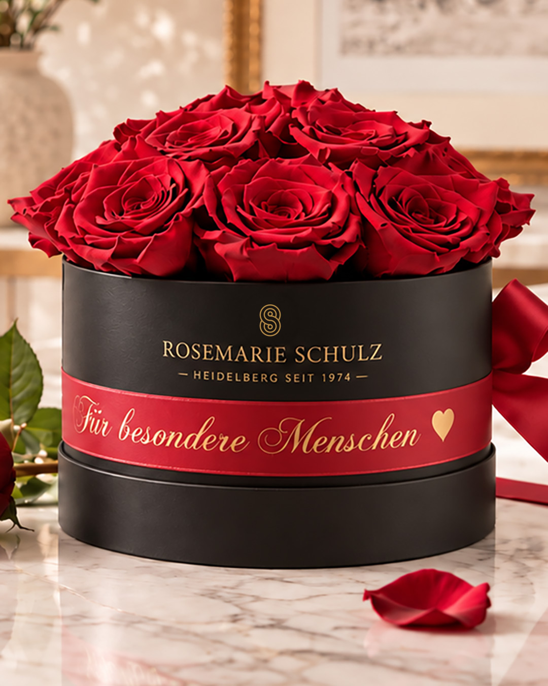 Personalisierte Rosenbox mit roten konservierten Infinity Rosen